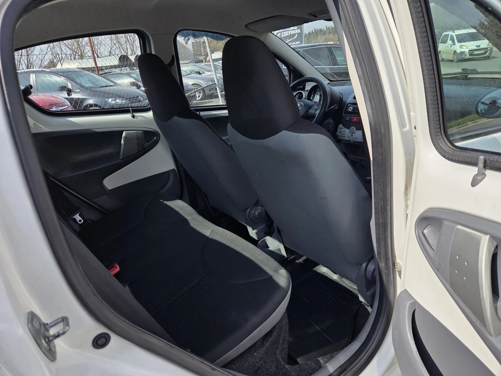 Toyota Aygo 1, 0 i benzin 68hp, снимка 9 - Автомобили и джипове - 53871824