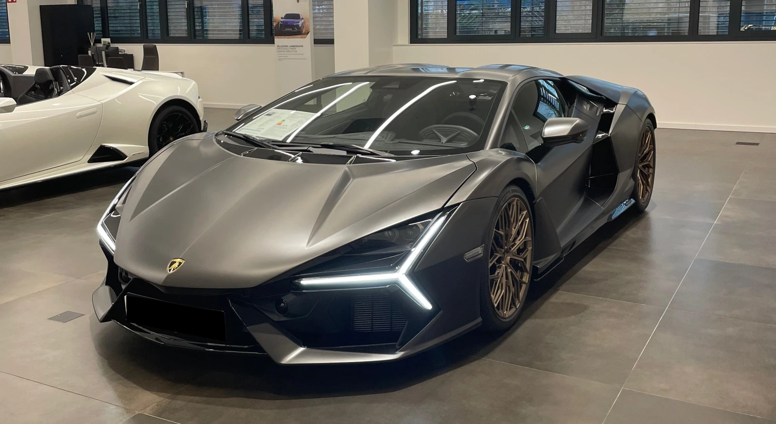 Lamborghini Revuelto 6.5 V12 HPEV 4WD, снимка 2 - Автомобили и джипове - 54310659
