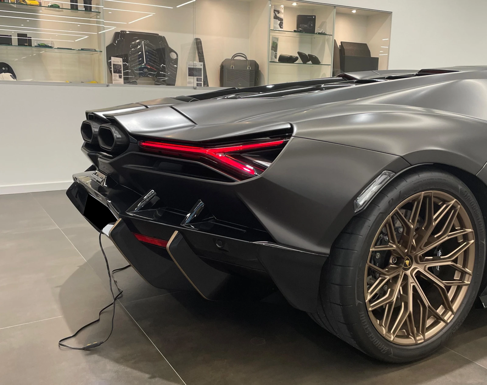 Lamborghini Revuelto 6.5 V12 HPEV 4WD, снимка 4 - Автомобили и джипове - 54310659