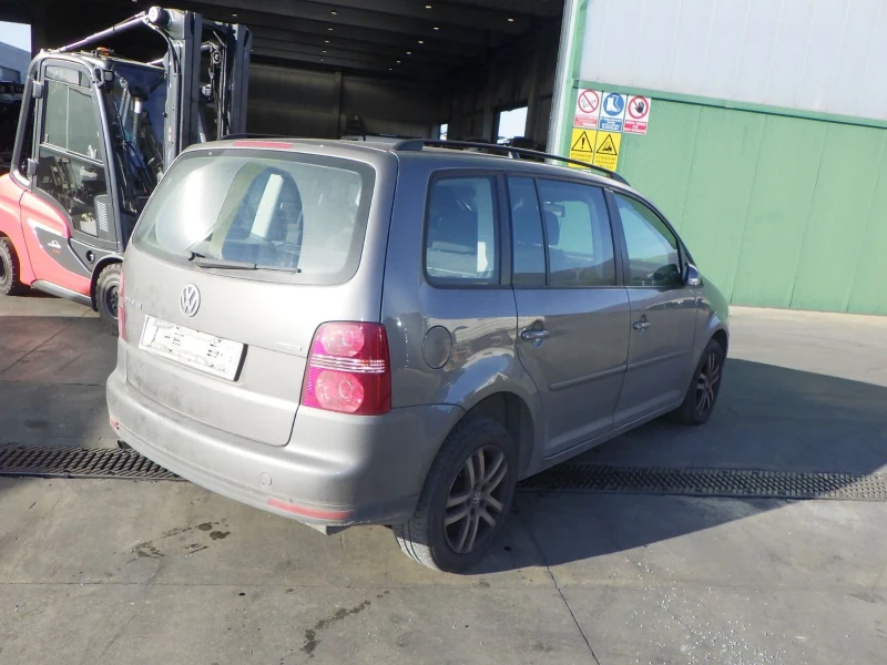 VW Touran 2.0, снимка 3 - Автомобили и джипове - 49161013