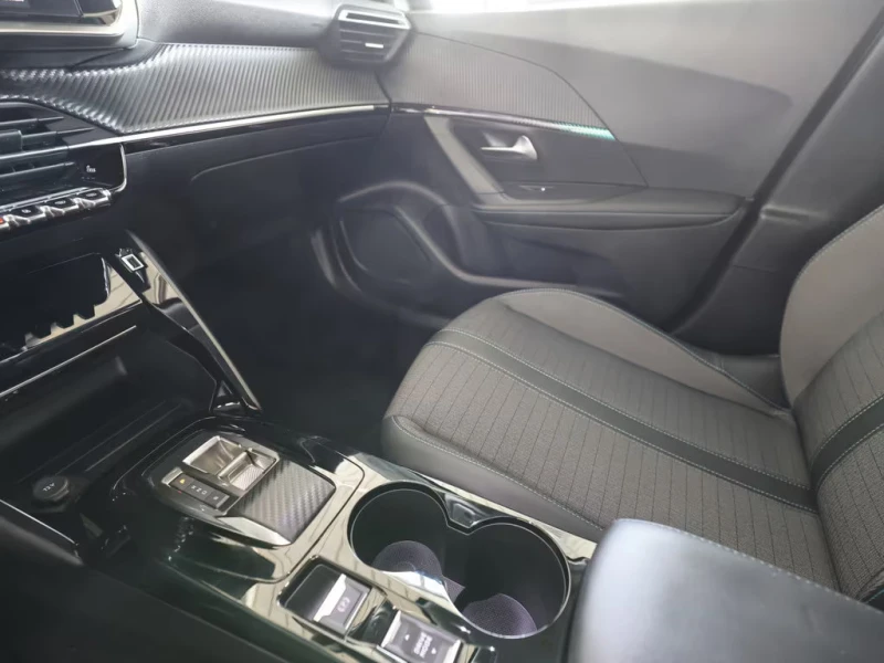 Peugeot 2008 ALLURE/136HP/CAM/LED/NAVI/L.ASSIST/DIGI/636g, снимка 11 - Автомобили и джипове - 52564005