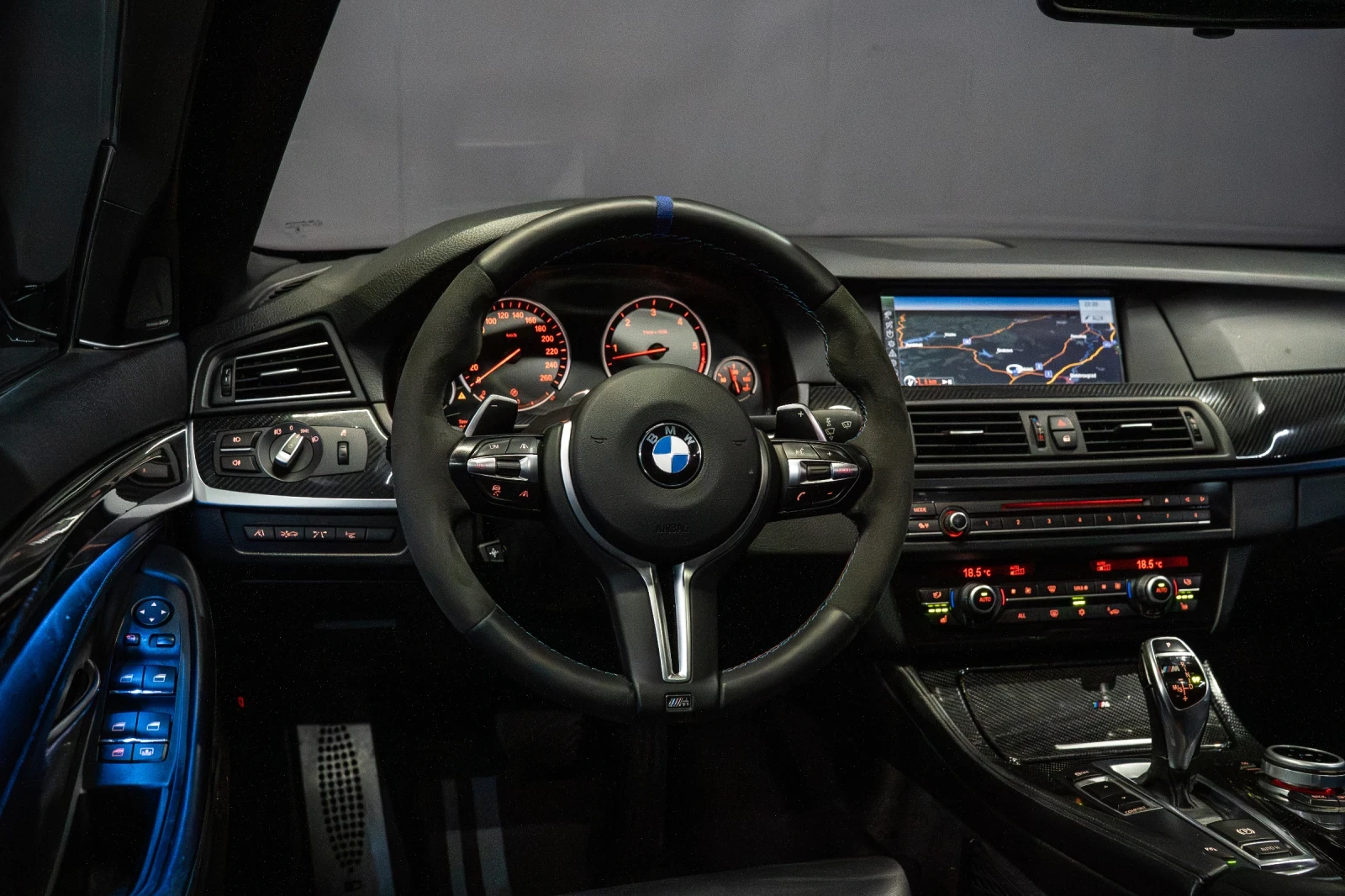 BMW 530 D / M-PERFORMANCE / HUD / H&K /SOFTCLOSE /FULL MAX, снимка 10 - Автомобили и джипове - 54611640