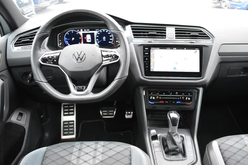 VW Tiguan 2.0TDI/R-LINE/150HP/DSG/ACC/AMBI/CPLAY/H&K/790f, снимка 9 - Автомобили и джипове - 51811733