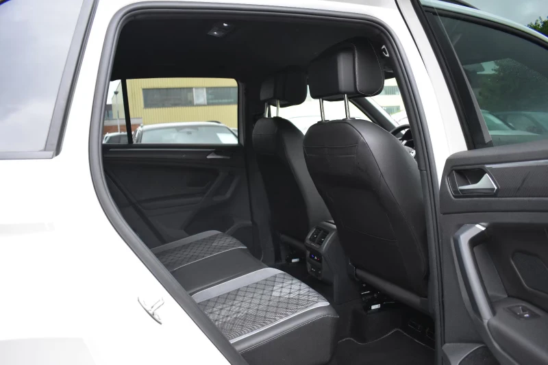 VW Tiguan 2.0TDI/R-LINE/150HP/DSG/ACC/AMBI/CPLAY/H&K/790f, снимка 12 - Автомобили и джипове - 51811733