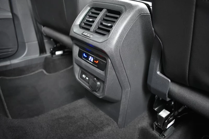 VW Tiguan 2.0TDI/R-LINE/150HP/DSG/ACC/AMBI/CPLAY/H&K/790f, снимка 13 - Автомобили и джипове - 51811733