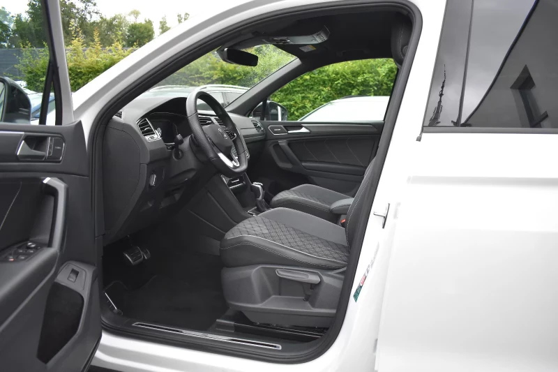 VW Tiguan 2.0TDI/R-LINE/150HP/DSG/ACC/AMBI/CPLAY/H&K/790f, снимка 8 - Автомобили и джипове - 51811733