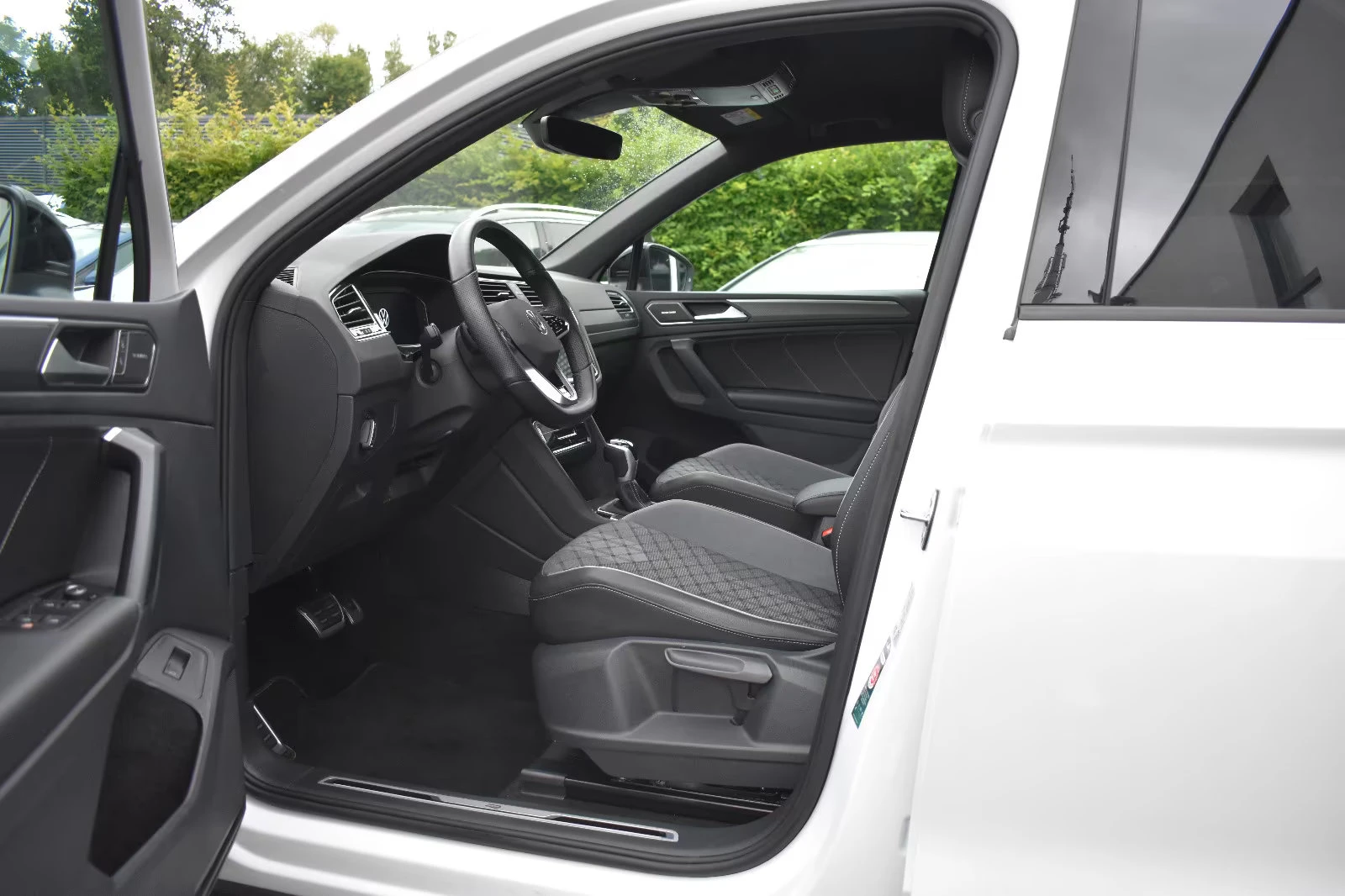 VW Tiguan 2.0TDI/R-LINE/150HP/DSG/ACC/AMBI/CPLAY/H&K/790f - изображение 8