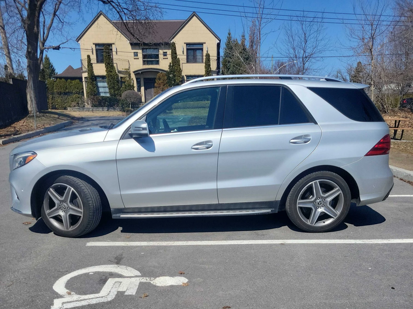 Mercedes-Benz GLE 400 AMG* ПОДГРЕВ* PANO* М.точка* KEYLESS, снимка 3 - Автомобили и джипове - 54230901