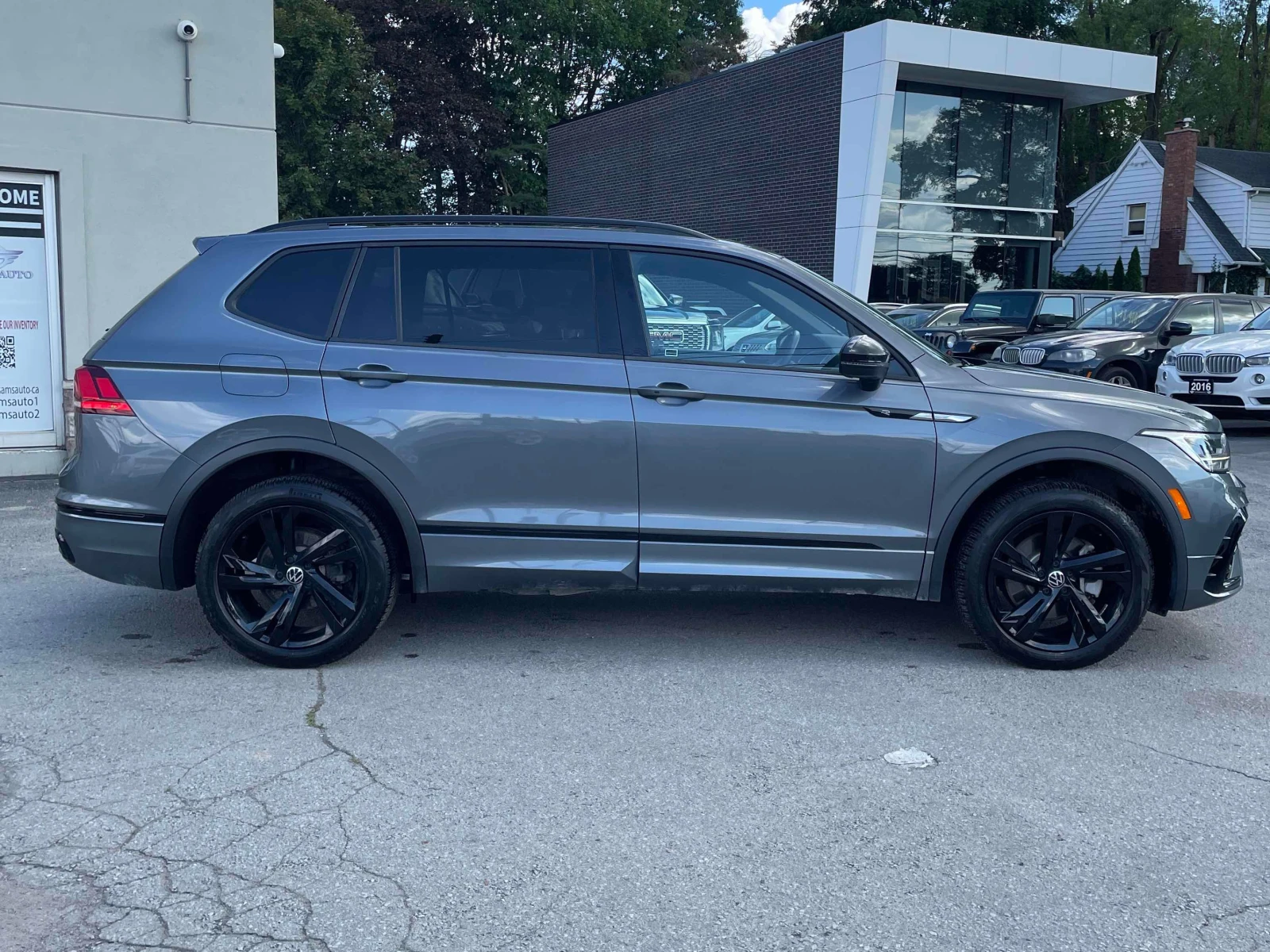 VW Tiguan * Comfortline R Line Black Edition * CARFAX * , снимка 3 - Автомобили и джипове - 56030289