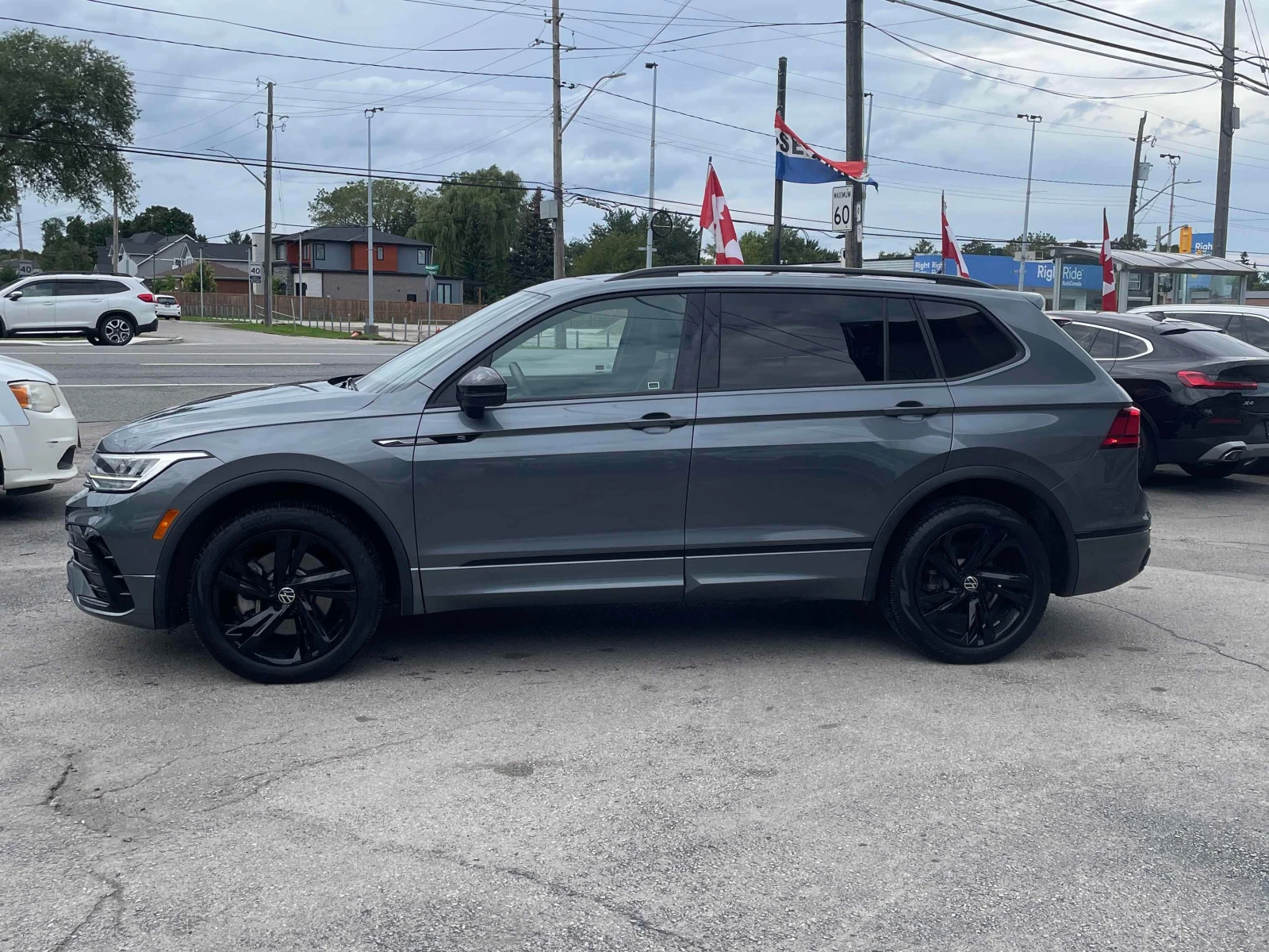 VW Tiguan * Comfortline R Line Black Edition * CARFAX * , снимка 2 - Автомобили и джипове - 56030289