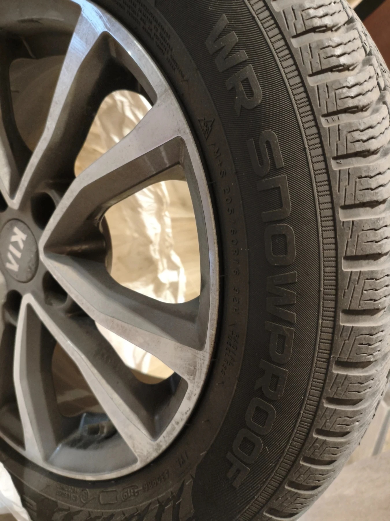 Гуми Зимни 205/60R16, снимка 3 - Гуми и джанти - 56336969