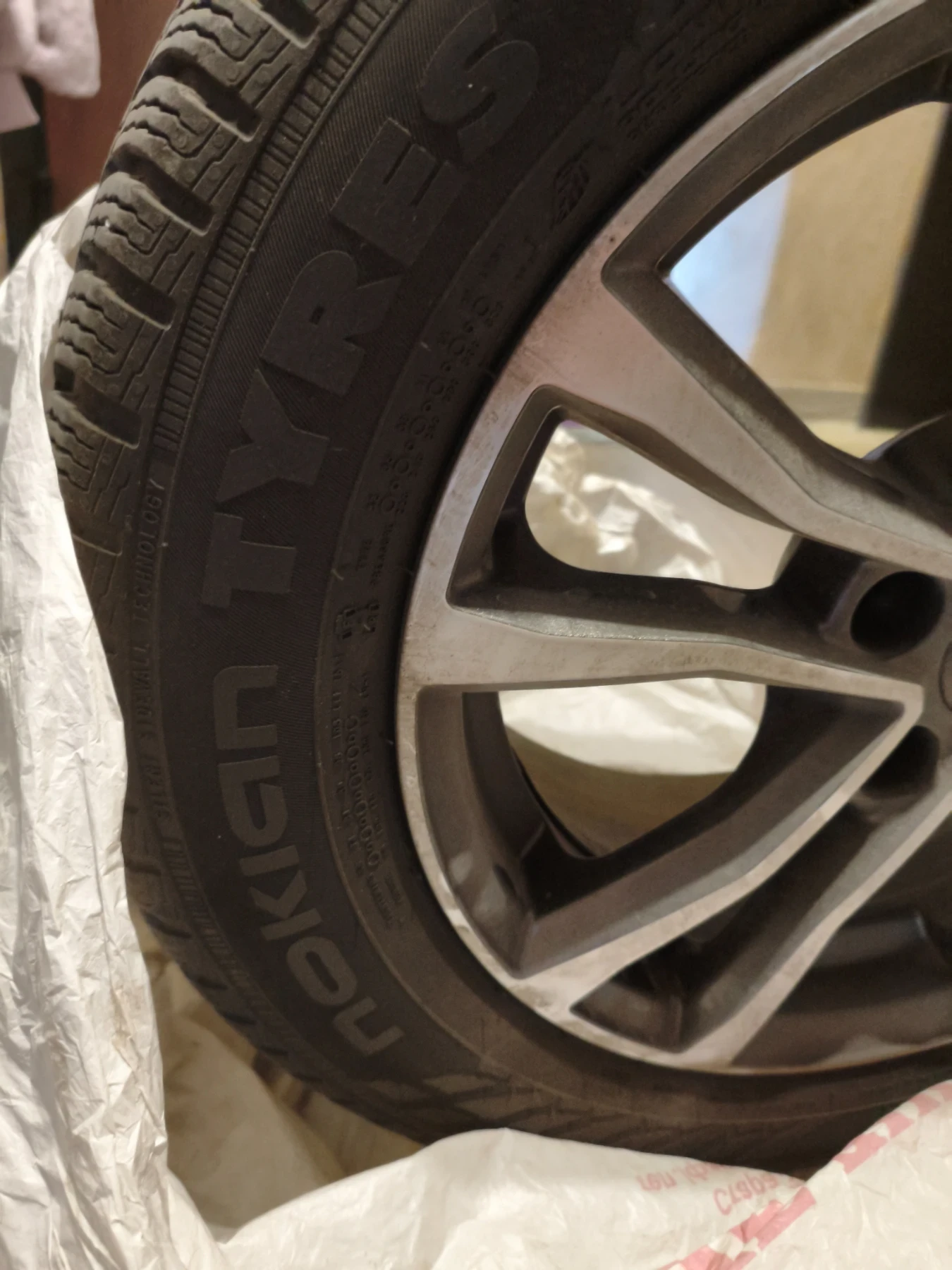 Гуми Зимни 205/60R16, снимка 5 - Гуми и джанти - 56336969