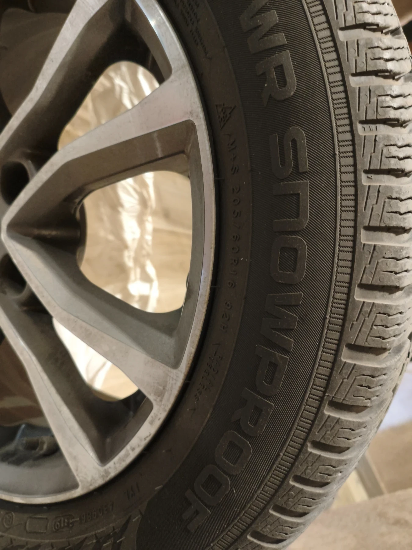 Гуми Зимни 205/60R16, снимка 4 - Гуми и джанти - 56336969