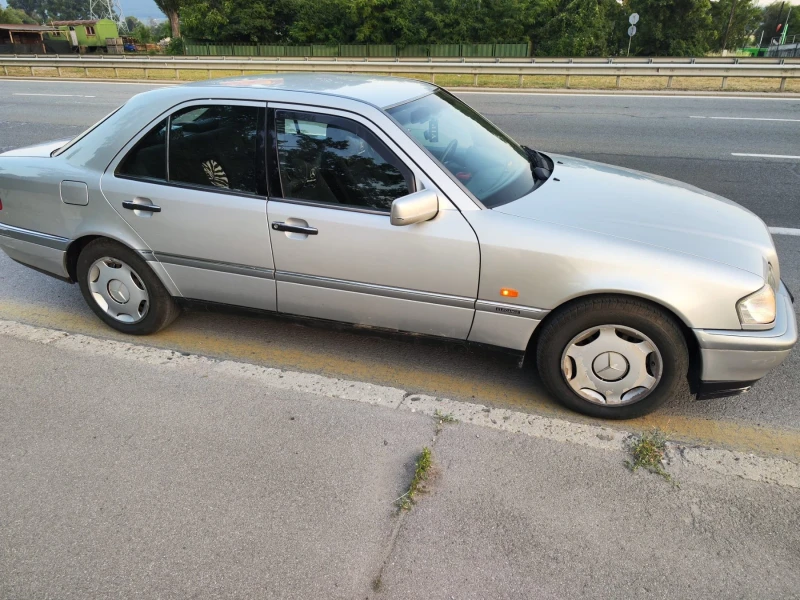 Mercedes-Benz C 180, снимка 2 - Автомобили и джипове - 52323590