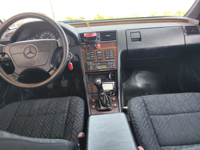 Mercedes-Benz C 180, снимка 4 - Автомобили и джипове - 52323590