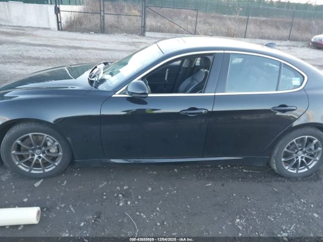 Alfa Romeo Giulia 8ZF* Кожен салон* Амбиент* Подгреви* , снимка 13 - Автомобили и джипове - 53154039