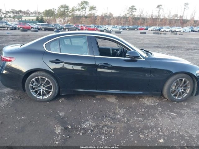 Alfa Romeo Giulia 8ZF* Кожен салон* Амбиент* Подгреви* , снимка 12 - Автомобили и джипове - 53154039