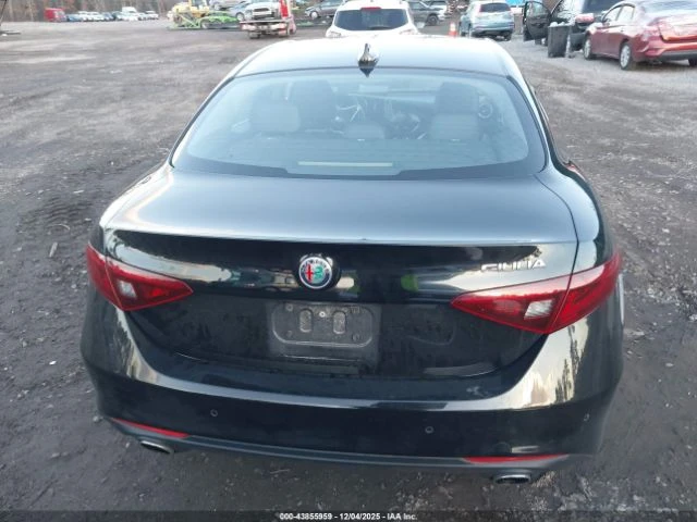 Alfa Romeo Giulia 8ZF* Кожен салон* Амбиент* Подгреви* , снимка 15 - Автомобили и джипове - 53154039