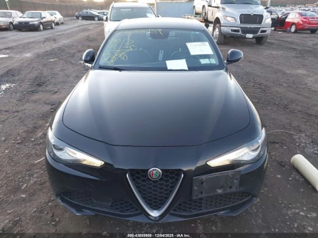 Alfa Romeo Giulia 8ZF* Кожен салон* Амбиент* Подгреви* , снимка 11 - Автомобили и джипове - 53154039