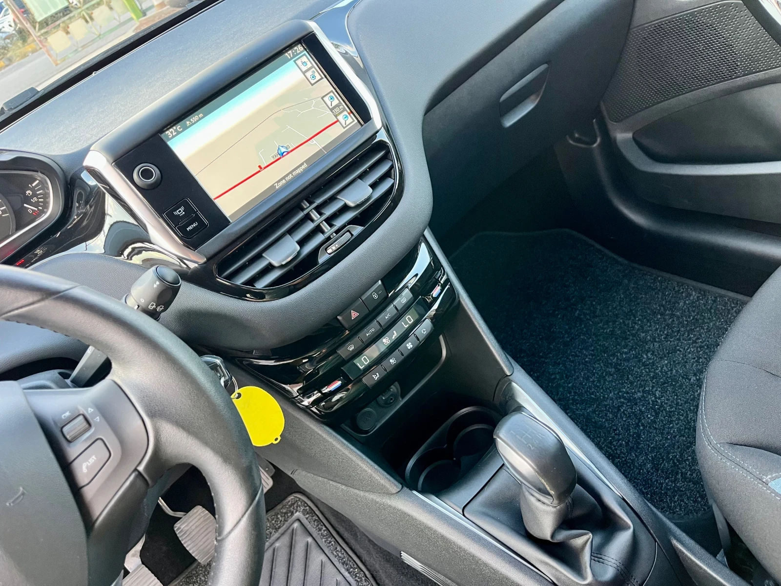 Peugeot 208 1.4 VTi 95кс. GPL / Allure , снимка 8 - Автомобили и джипове - 55795803