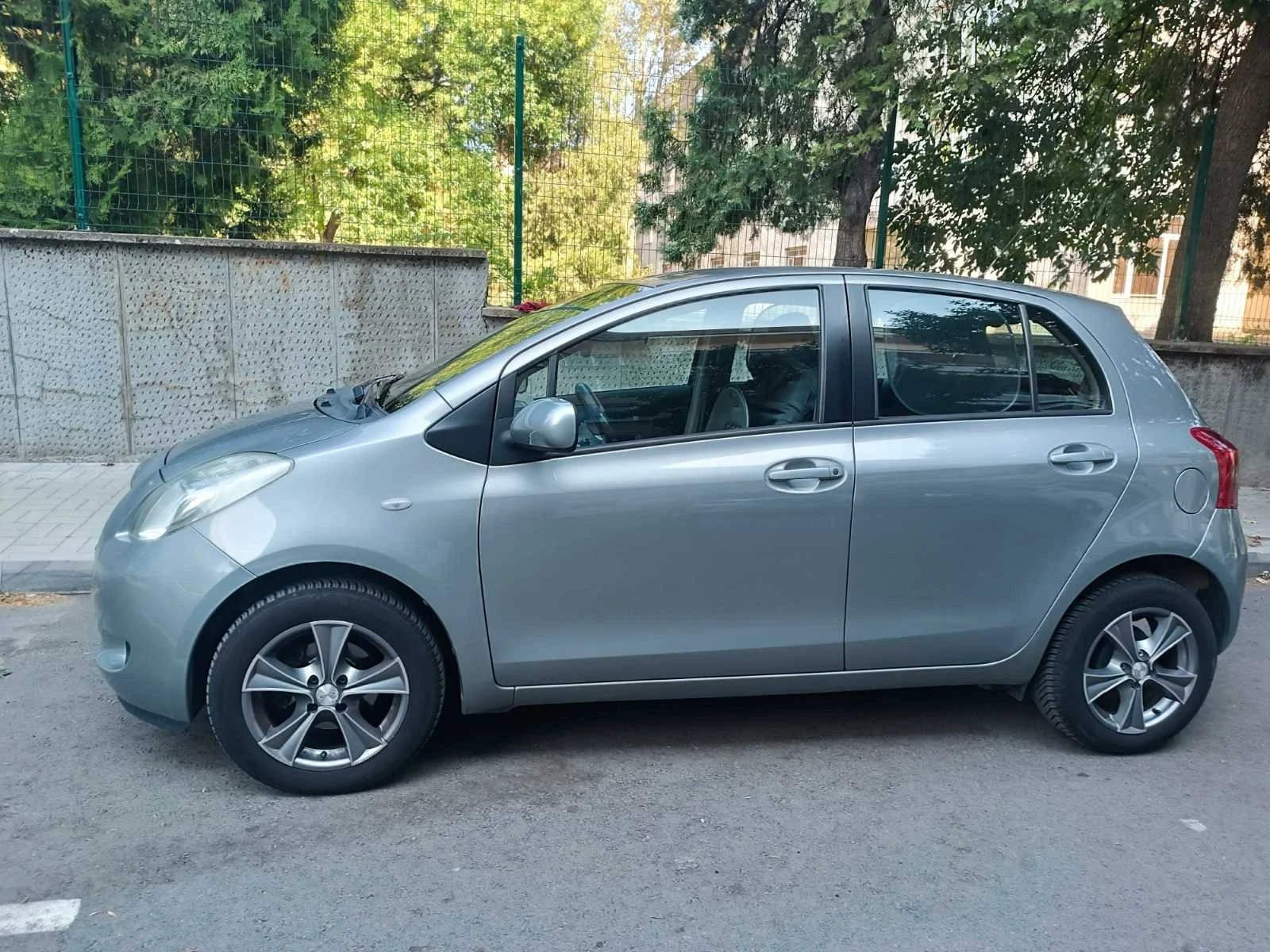 Toyota Yaris 1.3 VVT бензин, снимка 7 - Автомобили и джипове - 55975795