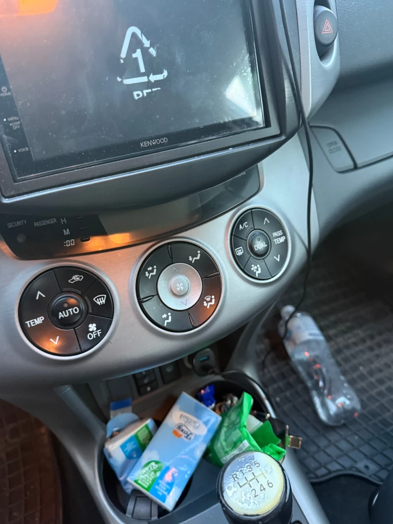 Toyota Rav4, снимка 7 - Автомобили и джипове - 52929328