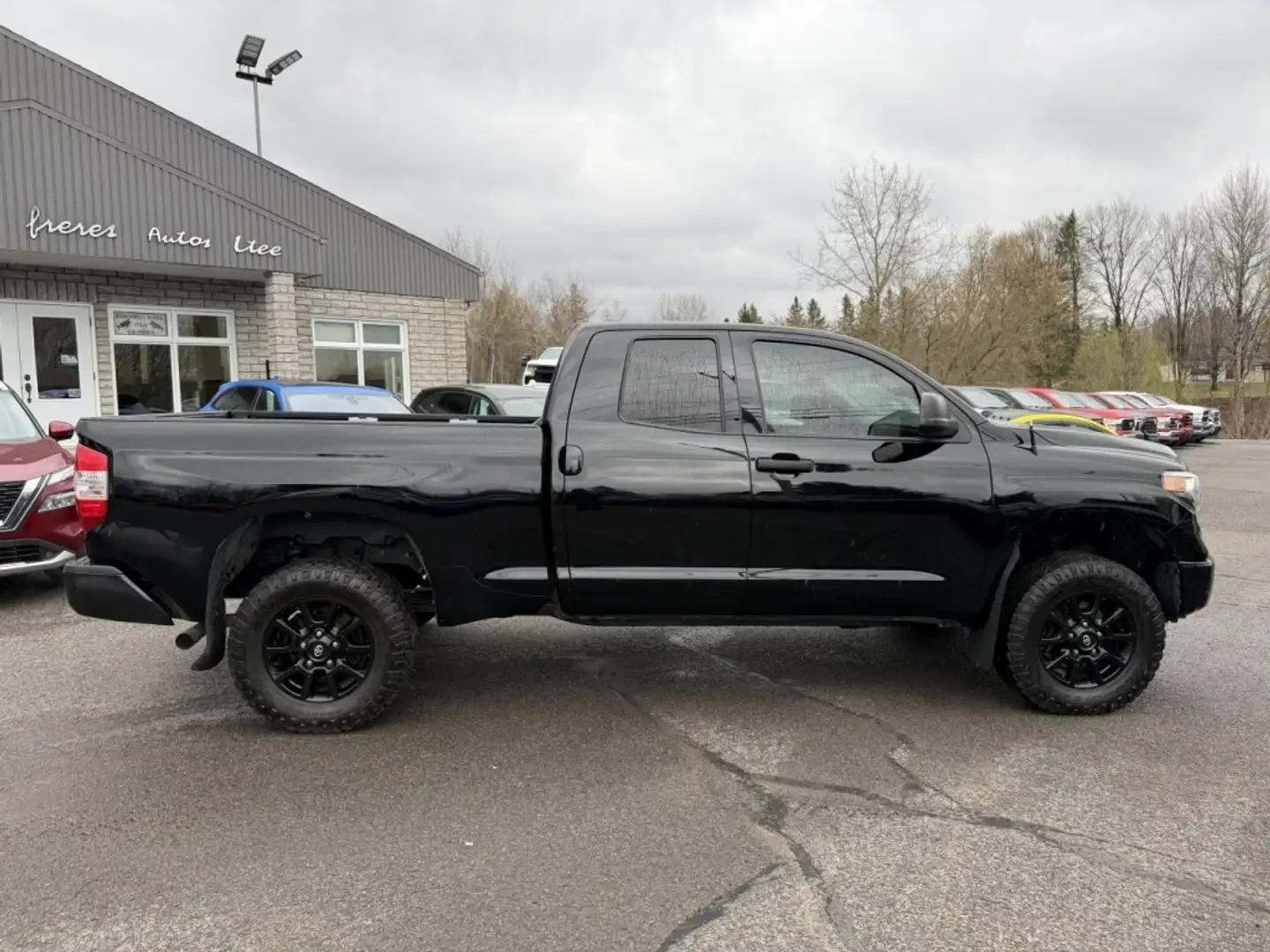 Toyota Tundra V8 5.7L 4X4 ALL BLACK!, снимка 2 - Автомобили и джипове - 54837190