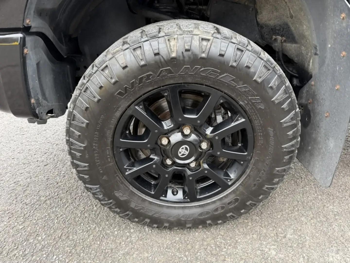 Toyota Tundra V8 5.7L 4X4 ALL BLACK!, снимка 13 - Автомобили и джипове - 54837190