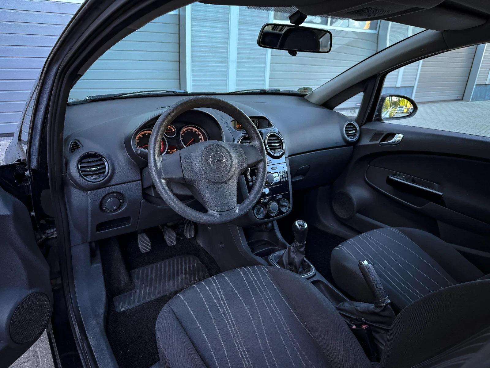 Opel Corsa 1.2* КЛИМА* РЕГИСТРИРАНА* ОБСЛУЖЕНА, снимка 8 - Автомобили и джипове - 54990889