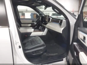 Toyota Sequoia SR5 4WD (Natl), снимка 6