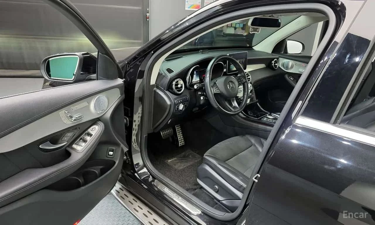 Mercedes-Benz GLC 300 * 4MATIC AMG Line * ОПЦИЯ ЗА ФИНАНСИРАНЕ, снимка 10 - Автомобили и джипове - 55569432