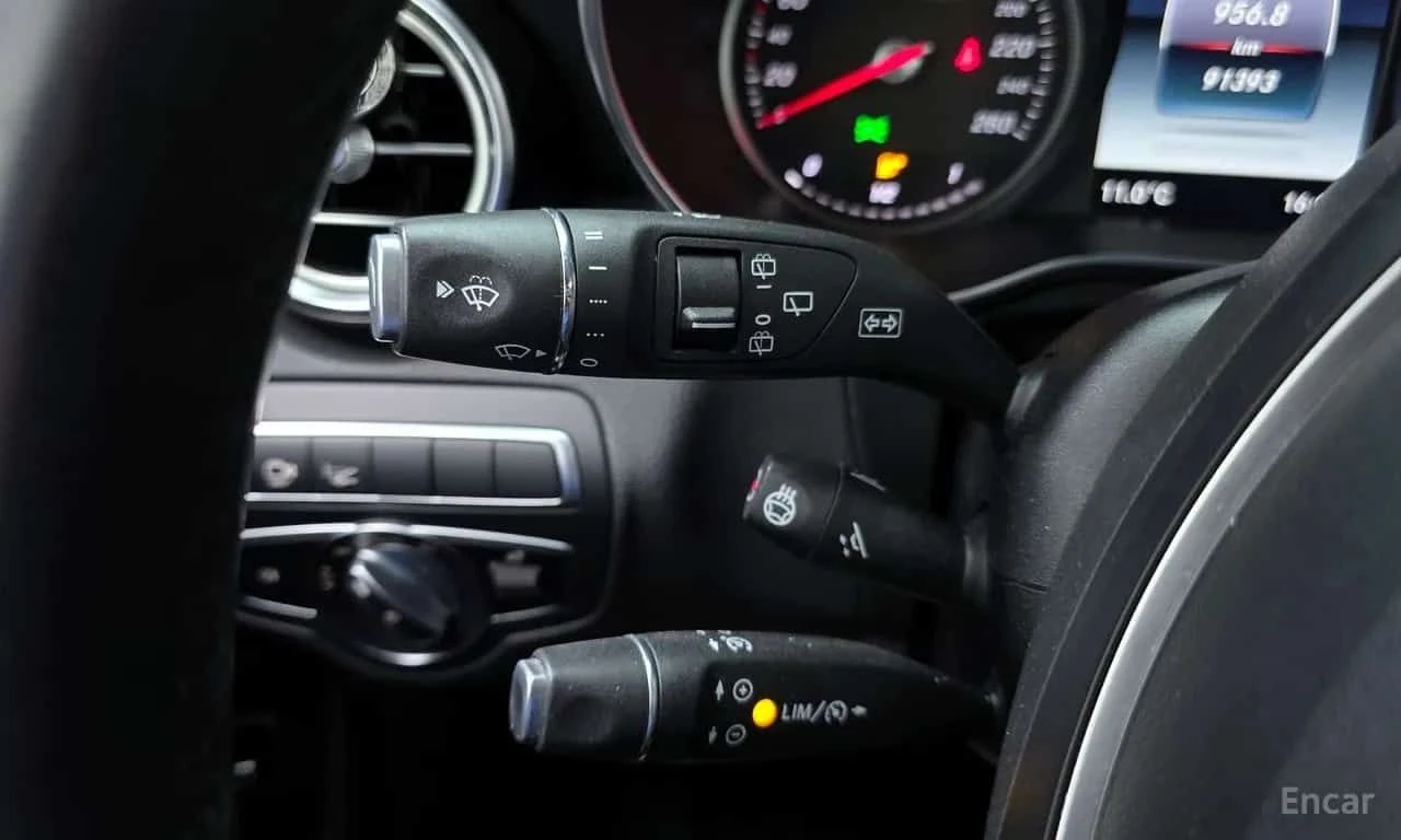Mercedes-Benz GLC 300 * 4MATIC AMG Line * ОПЦИЯ ЗА ФИНАНСИРАНЕ, снимка 16 - Автомобили и джипове - 55569432