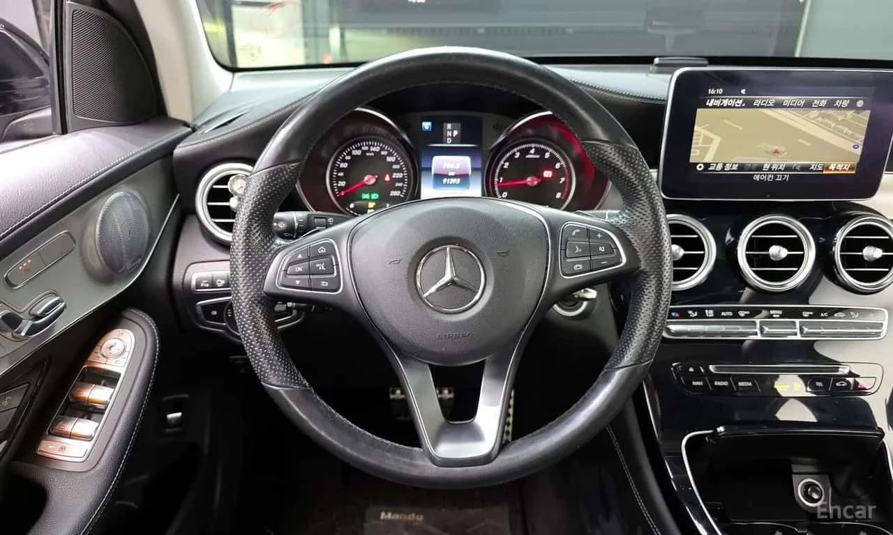 Mercedes-Benz GLC 300 * 4MATIC AMG Line * ОПЦИЯ ЗА ФИНАНСИРАНЕ, снимка 13 - Автомобили и джипове - 55569432