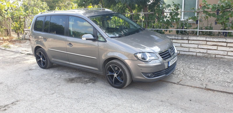 VW Touran 2.0 TDI, снимка 2 - Автомобили и джипове - 48042404