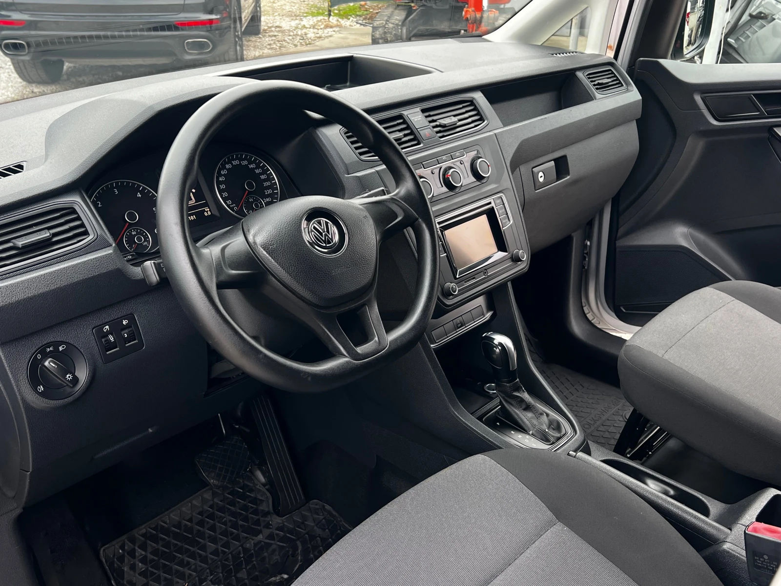 VW Caddy 2.0TDI DSG E6 - изображение 7