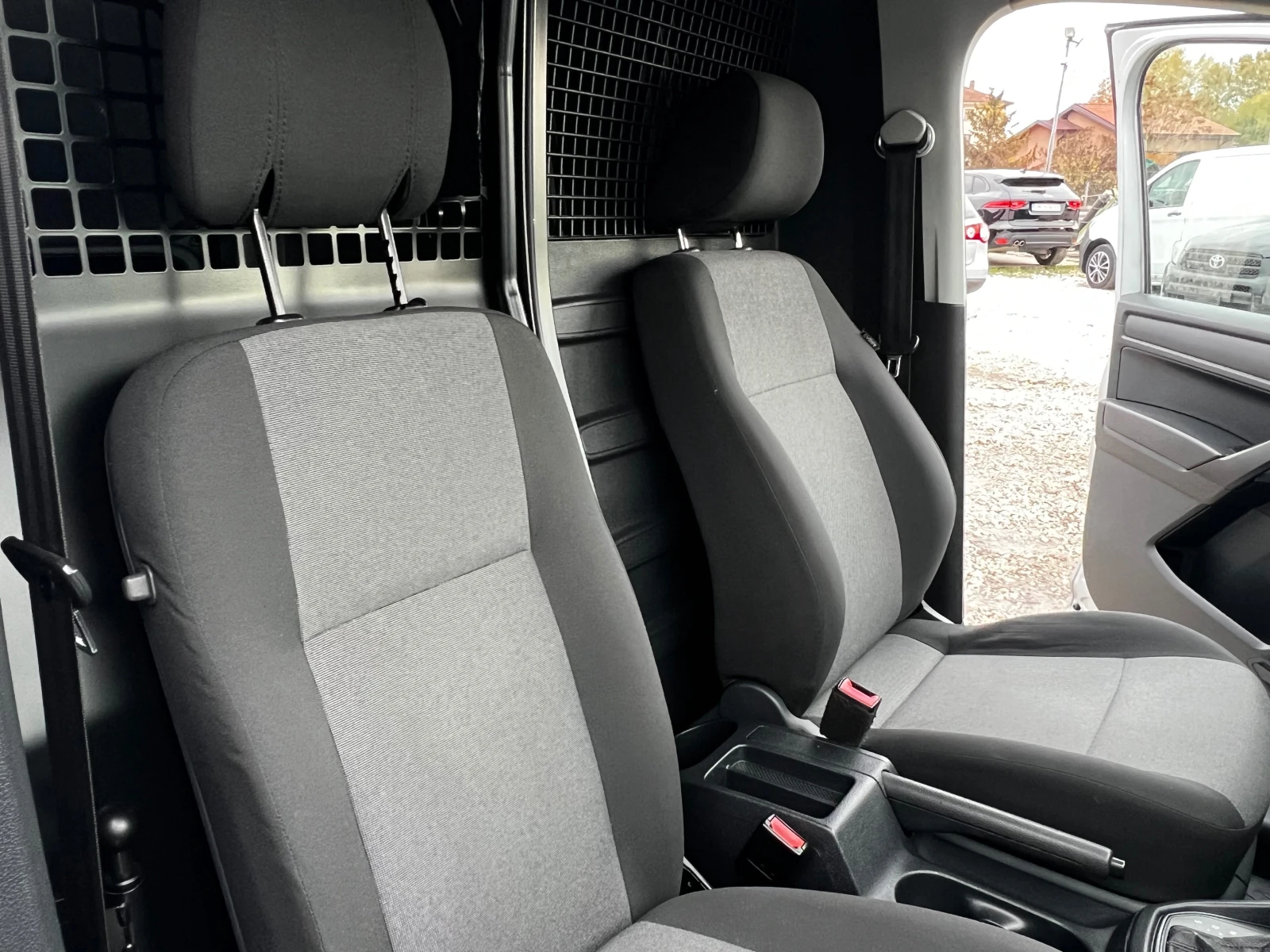 VW Caddy 2.0TDI DSG E6 - изображение 10