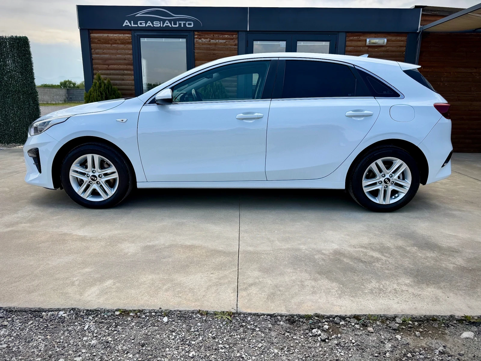 Kia Ceed 1.4 MPI* NAVI* CAMERA, снимка 2 - Автомобили и джипове - 54352452