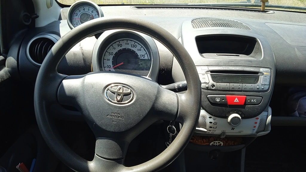 Toyota Aygo 1.0i 68hp, снимка 11 - Автомобили и джипове - 54902401
