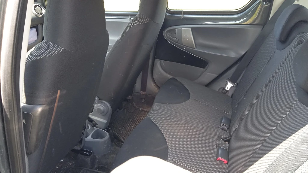 Toyota Aygo 1.0i 68hp, снимка 12 - Автомобили и джипове - 54902401