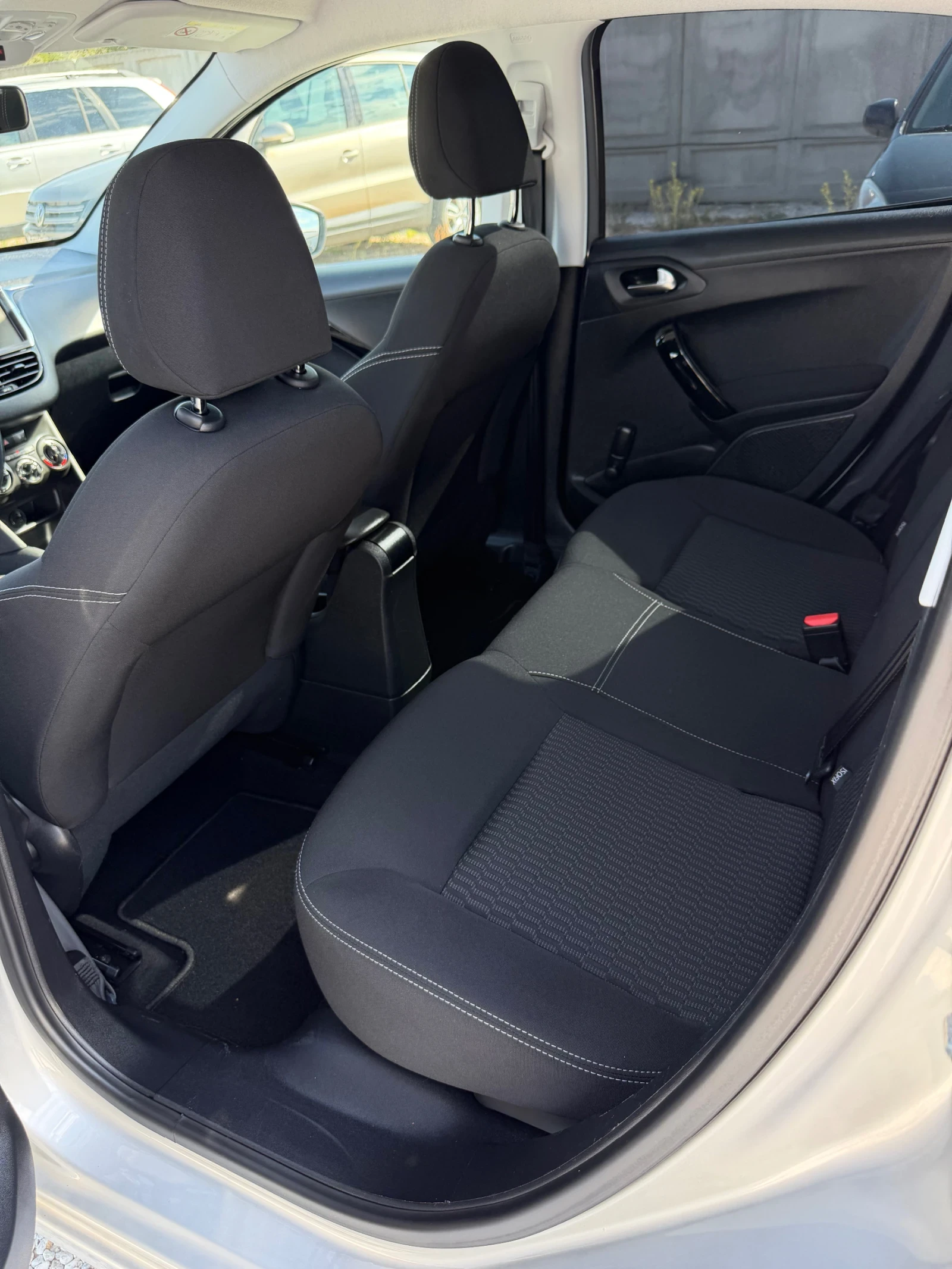 Peugeot 208 1.6HDi 100HP Facelift, снимка 10 - Автомобили и джипове - 56262087