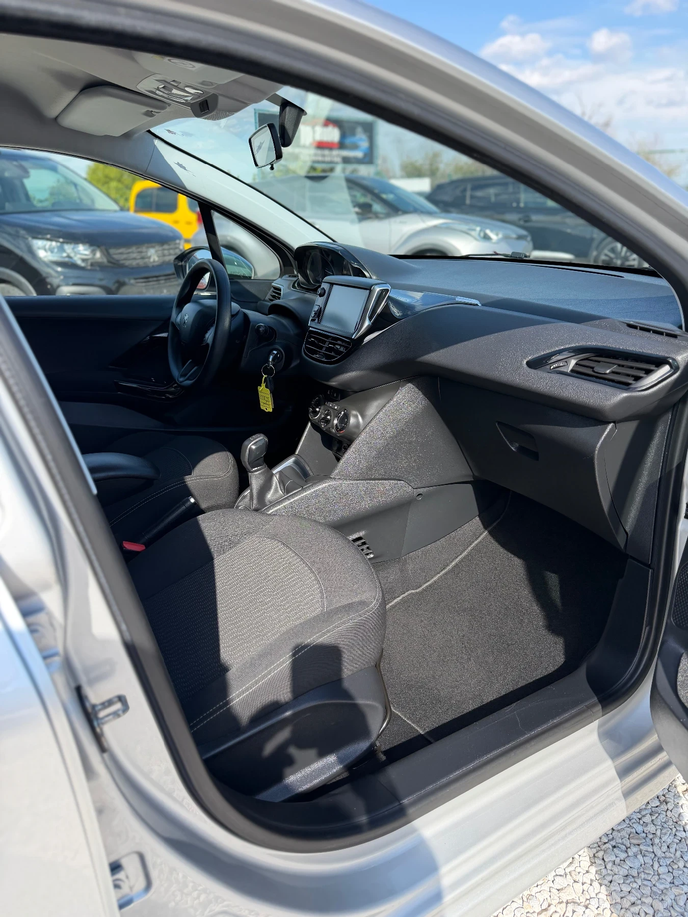 Peugeot 208 1.6HDi 100HP Facelift, снимка 11 - Автомобили и джипове - 56262087