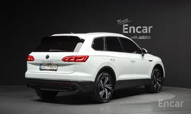VW Touareg 3.0TDI Premium Дистроник Панорама Обдухване , снимка 3 - Автомобили и джипове - 55741396