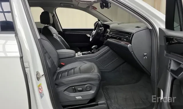 VW Touareg 3.0TDI Premium Дистроник Панорама Обдухване , снимка 12 - Автомобили и джипове - 55741396