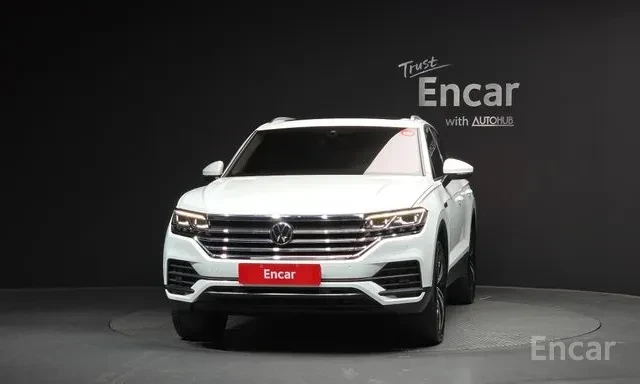 VW Touareg 3.0TDI Premium Дистроник Панорама Обдухване , снимка 2 - Автомобили и джипове - 55741396