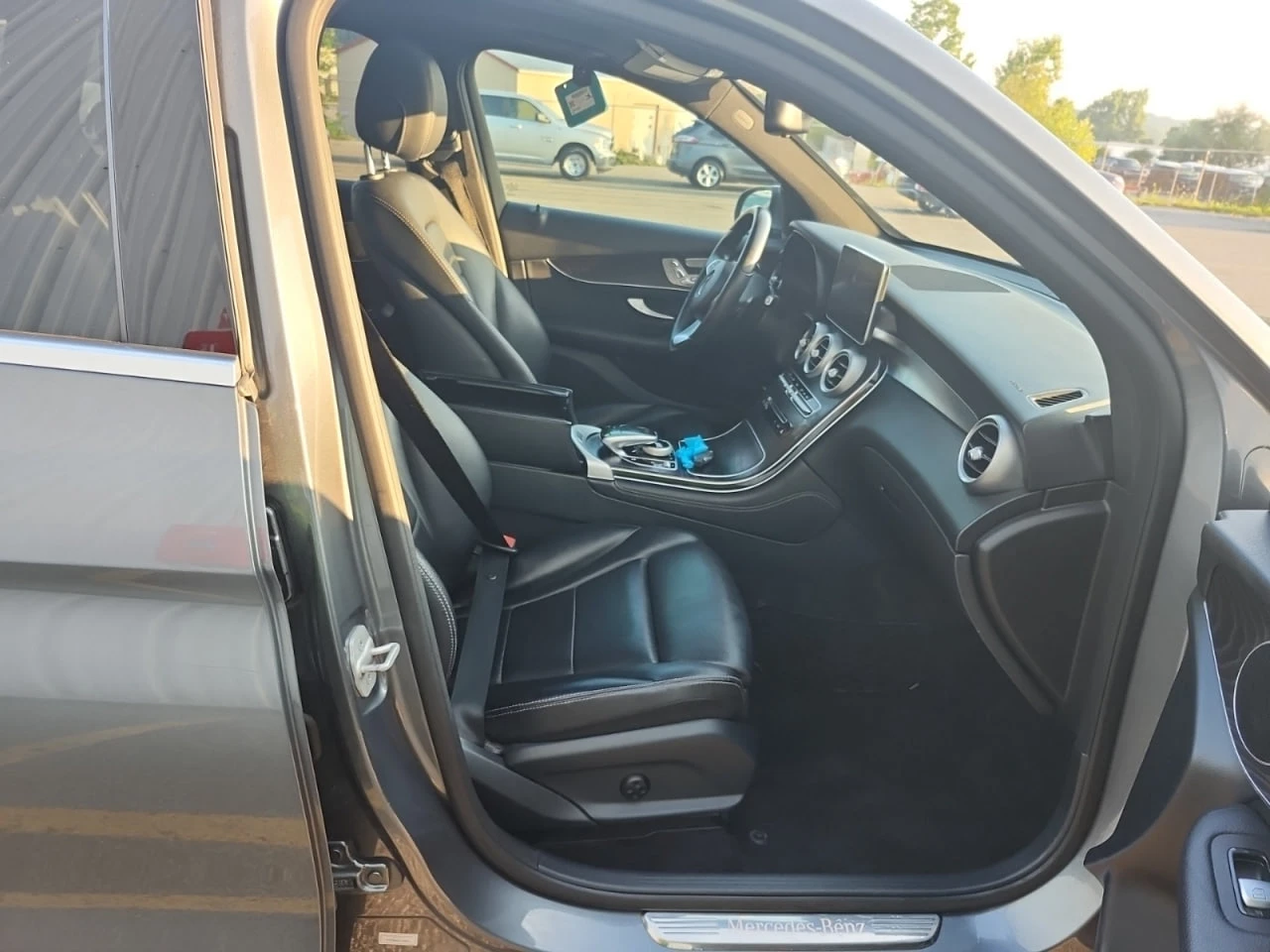 Mercedes-Benz GLC 300 4MATIC* AMG-pkg* Подгрев* Пано* Камера* М.зона*  - изображение 8
