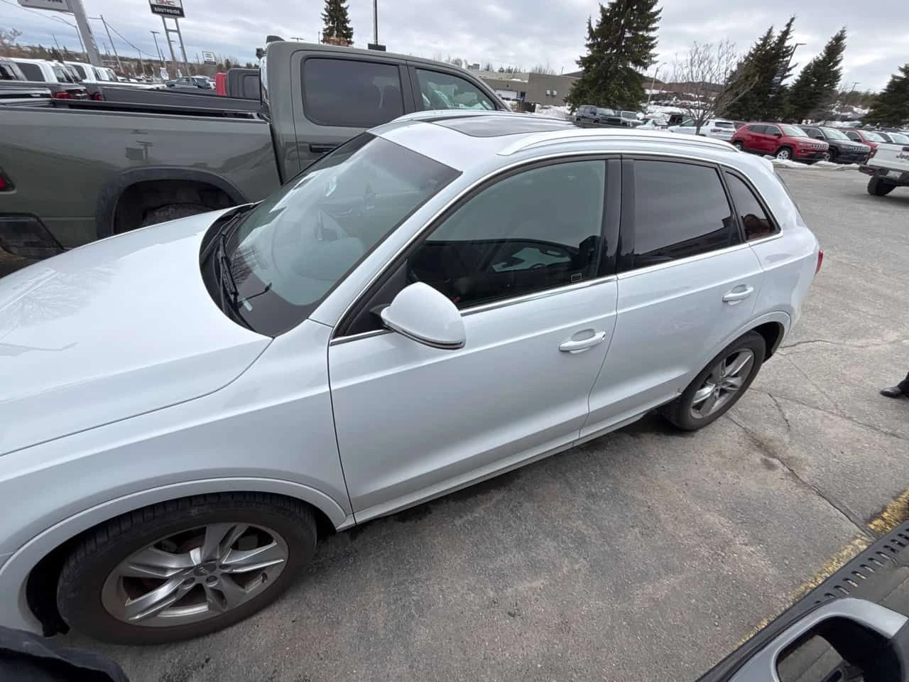 Audi Q3 Progressiv * ПОДГРЕВ * ПАНОРАМА * ПРЕДСТАВИТЕЛСТВО, снимка 3 - Автомобили и джипове - 54191685