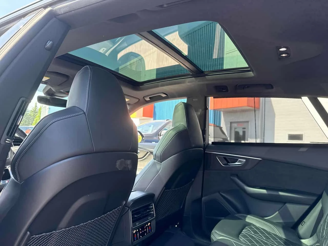 Audi SQ8 * ДИСТРОНИК* 360 КАМЕРА* ХЕД-ЪП* ПАНОРАМА* , снимка 16 - Автомобили и джипове - 54784150