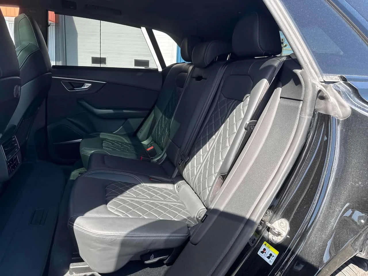 Audi SQ8 * ДИСТРОНИК* 360 КАМЕРА* ХЕД-ЪП* ПАНОРАМА* , снимка 11 - Автомобили и джипове - 54784150