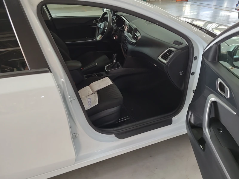 Kia Ceed 1.4i, снимка 5 - Автомобили и джипове - 52978649