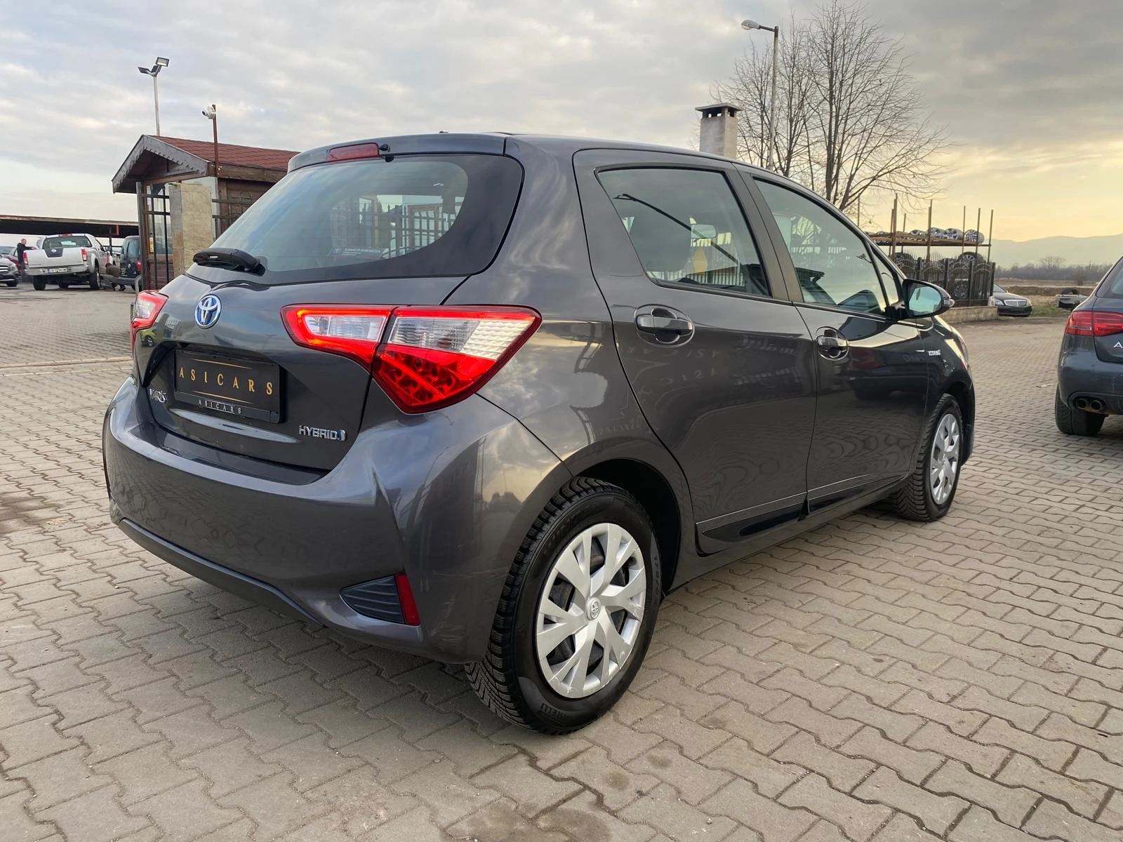 Toyota Yaris 1.5I/HYBRID AUTOMATIC EURO 6D - изображение 5